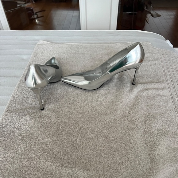 New high heeled pumps - Picture 3 of 3